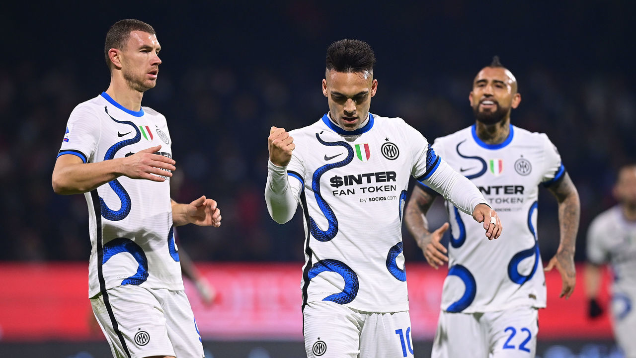 SALERNO, ITALY - DECEMBER 17: Lautaro Martinez of FC Internazionale celebrates after scoring the goal during the Serie A match between US Salernitana and FC Internazionale at Stadio Arechi on December 17, 2021 in Salerno, Italy.