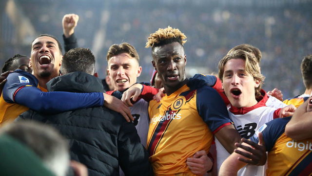 BERGAMO, ITALY - DECEMBER 18: Tammy Abraham of AS Roma celebrates after scoring his team's fourth goal during the Serie A match between Atalanta BC and AS Roma at Gewiss Stadium on December 18, 2021 in Bergamo, Italy.
