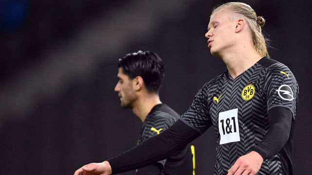 18 December 2021, Berlin: Football: Bundesliga, Hertha BSC - Borussia Dortmund, Matchday 17 at the Olympiastadion. Dortmund's Erling Haaland (r) is disappointed. Photo: Soeren Stache/dpa-Zentralbild/dpa - IMPORTANT NOTE: In accordance with the regulations of the DFL Deutsche Fußball Liga and/or the DFB Deutscher Fußball-Bund, it is prohibited to use or have used photographs taken in the stadium and/or of the match in the form of sequence pictures and/or video-like photo series.