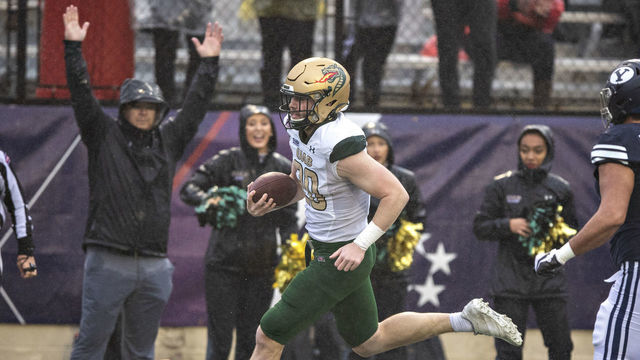 SHREVEPORT, LOUISIANA - DECEMBER 18: Gerrit Prince #20 of the UAB Blazers runs the ball for a touchdown during the first half at the Radiance Technologies Independence Bowl at Independence Stadium on December 18, 2021 in Shreveport, Louisiana.