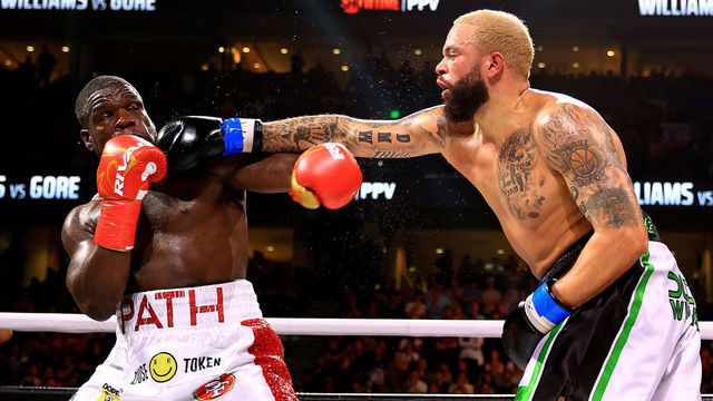 TAMPA, FLORIDA - DECEMBER 18: Deron Williams during a fight against Frank Gore on December 18, 2021 in Tampa, Florida.