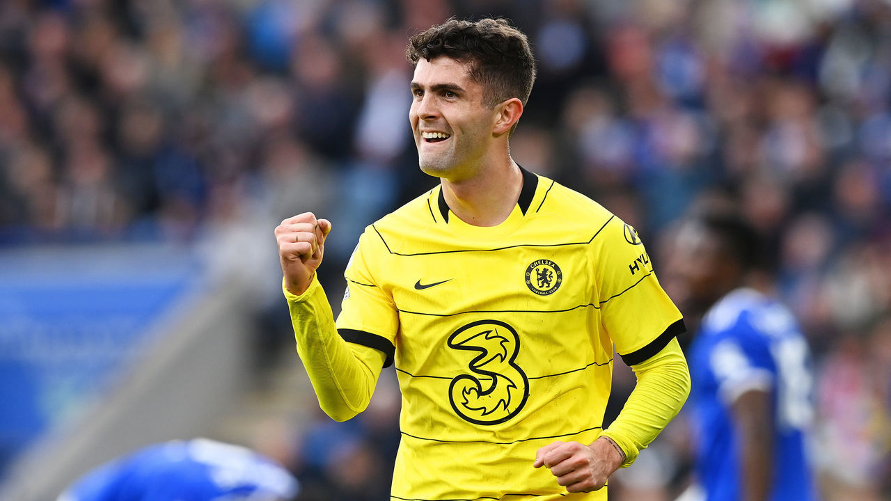 LEICESTER, ENGLAND - NOVEMBER 20: Christian Pulisic of Chelsea celebrates after scoring their team's third goal during the Premier League match between Leicester City and Chelsea at The King Power Stadium on November 20, 2021 in Leicester, England.