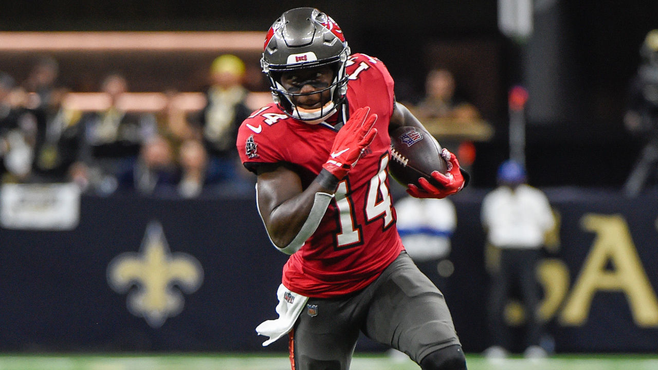 NEW ORLEANS, LA - OCTOBER 31: Tampa Bay Buccaneers wide receiver Chris Godwin (14) finds open field following a first half pass reception during the football game between the Tampa Bay Buccaneers and New Orleans Saints at Caesar's Superdome on October 31, 2021 in New Orleans, LA.