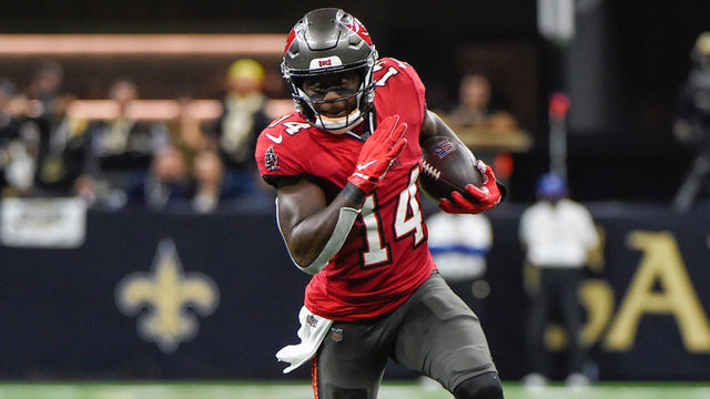 NEW ORLEANS, LA - OCTOBER 31: Tampa Bay Buccaneers wide receiver Chris Godwin (14) finds open field following a first half pass reception during the football game between the Tampa Bay Buccaneers and New Orleans Saints at Caesar's Superdome on October 31, 2021 in New Orleans, LA.