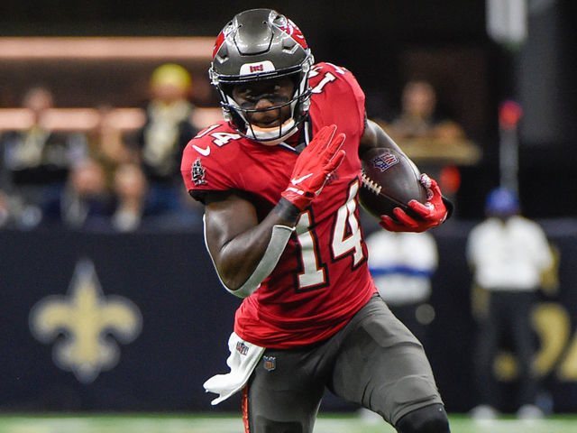 NEW ORLEANS, LA - OCTOBER 31: Tampa Bay Buccaneers wide receiver Chris Godwin (14) finds open field following a first half pass reception during the football game between the Tampa Bay Buccaneers and New Orleans Saints at Caesar's Superdome on October 31, 2021 in New Orleans, LA.