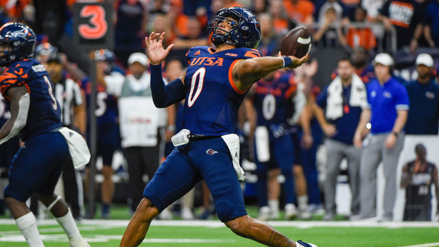 SAN ANTONIO, TX - DECEMBER 03: UTSA Roadrunners quarterback Frank Harris (0) looks to throw deep during the football game between the Western Kentucky Hilltoppers and UTSA Roadrunners at the Alamodome on December 3, 2021 in San Antonio, Texas.