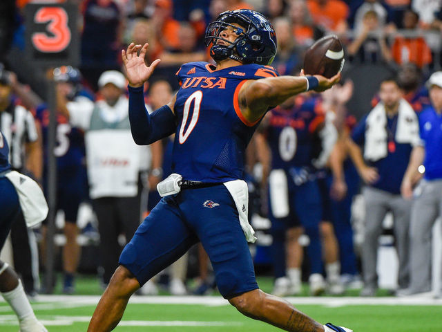 SAN ANTONIO, TX - DECEMBER 03: UTSA Roadrunners quarterback Frank Harris (0) looks to throw deep during the football game between the Western Kentucky Hilltoppers and UTSA Roadrunners at the Alamodome on December 3, 2021 in San Antonio, Texas.