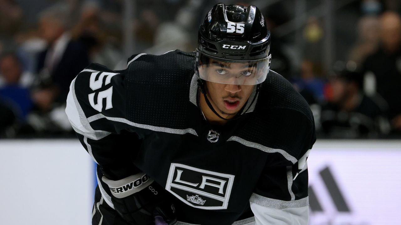 LOS ANGELES, CALIFORNIA - OCTOBER 05: Quinton Byfield #55 of the Los Angeles Kings lines up for a faceoff during a 4-1 loss to the Arizona Coyotes in a preseason game at Staples Center on October 05, 2021 in Los Angeles, California.