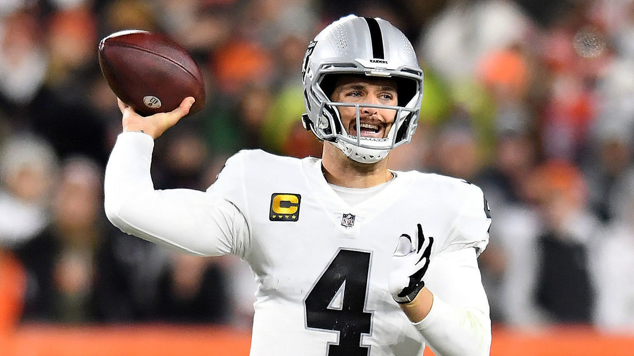 CLEVELAND, OHIO - DECEMBER 20: Derek Carr #4 of the Las Vegas Raiders passes the ball in the first half of the game against the Cleveland Browns at FirstEnergy Stadium on December 20, 2021 in Cleveland, Ohio.