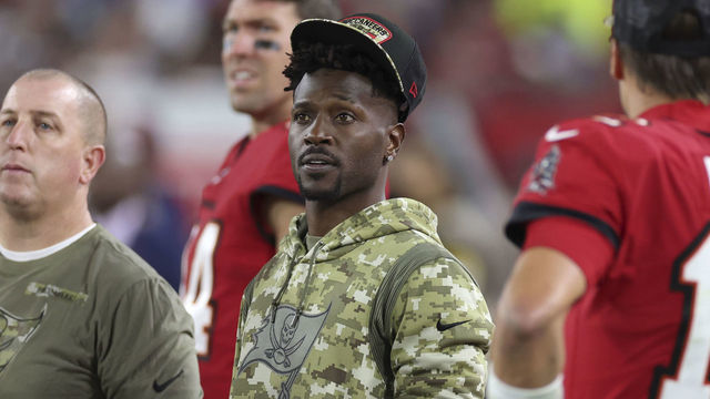 Football: Tampa Bay Buccaneers Antonio Brown on sidelines in civilian clothing during game vs New York Giants at Raymond James Stadium. Tampa, FL 11/22/2021 CREDIT: Simon Bruty