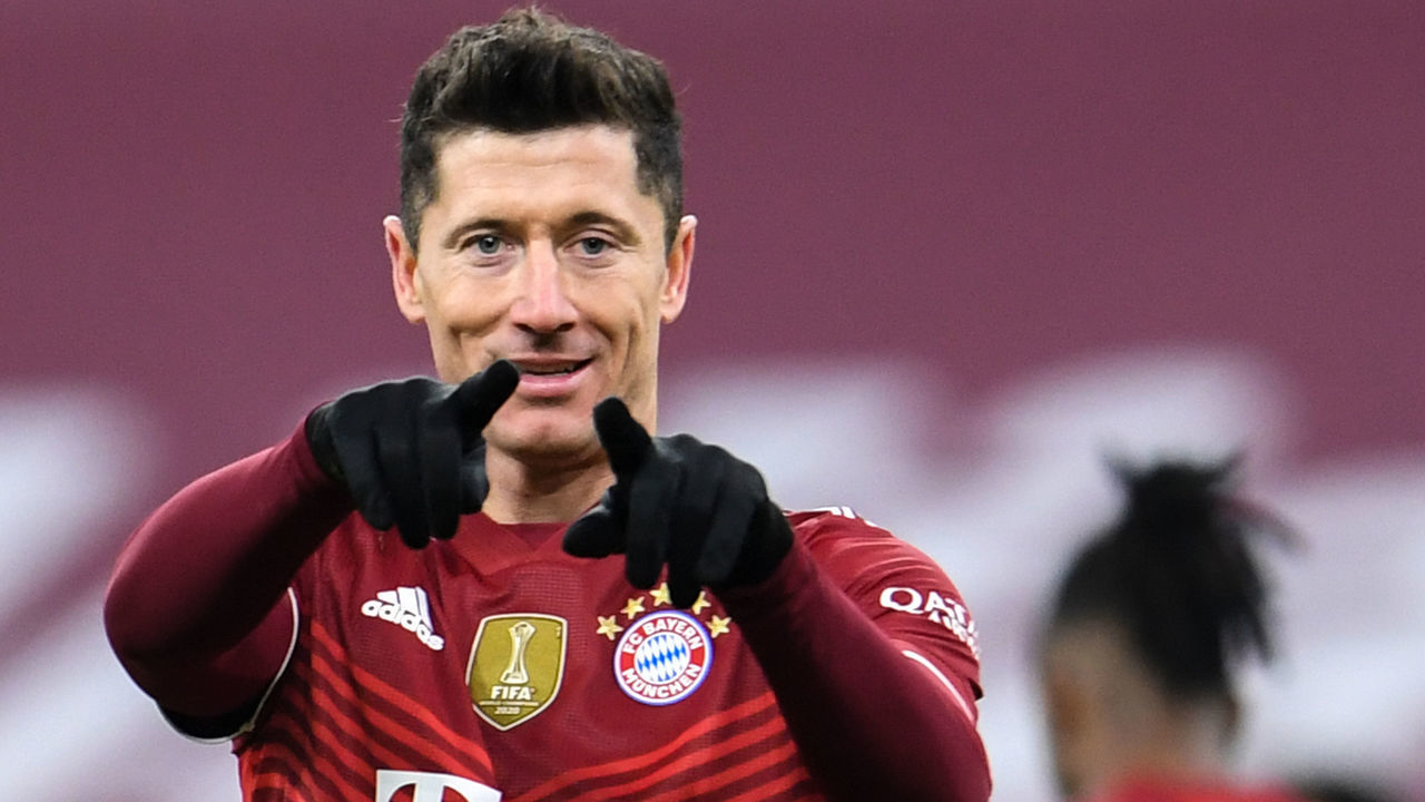 dpatop - 17 December 2021, Bavaria, Munich: Football: Bundesliga, Bayern Munich - VfL Wolfsburg, Matchday 17, at Allianz Arena. Munich's Robert Lewandowski celebrates his goal to make it 4:0. IMPORTANT NOTE: In accordance with the regulations of the DFL Deutsche Fußball Liga and the DFB Deutscher Fußball-Bund, it is prohibited to use or have used photographs taken in the stadium and/or of the match in the form of sequence pictures and/or video-like photo series. Photo: Tobias Hase/dpa