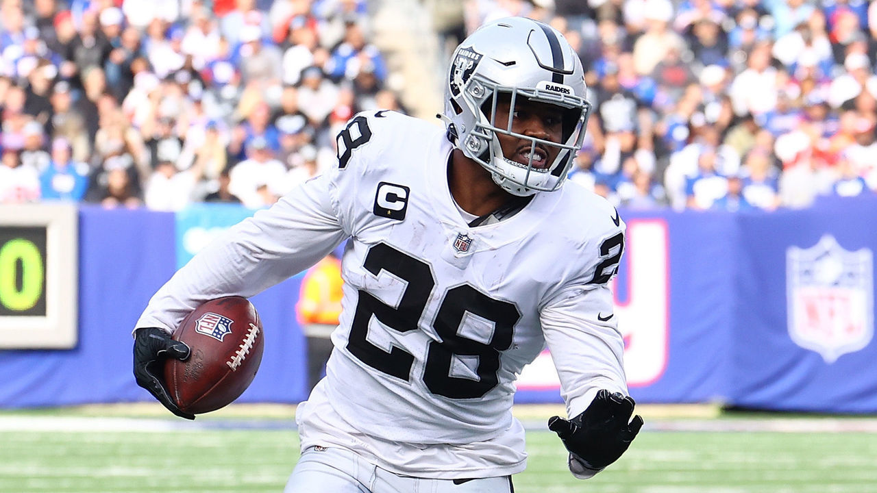 EAST RUTHERFORD, NEW JERSEY - NOVEMBER 07: (NEW YORK DAILIES OUT) Josh Jacobs #28 of the Las Vegas Raiders in action against the New York Giants at MetLife Stadium on November 07, 2021 in East Rutherford, New Jersey. New York Giants defeated the Las Vegas Raiders 23-16.