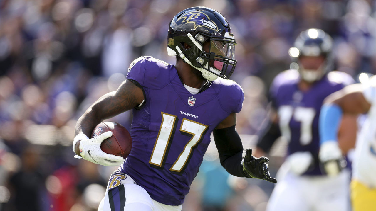 Football: Baltimore Ravens Le'Veon Bell (17) in action, rushing vs Los Angeles Chargers at M&T Bank Stadium. Baltimore, MD 10/17/2021 CREDIT: Simon Bruty
