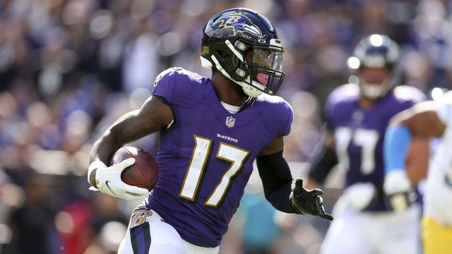 Football: Baltimore Ravens Le'Veon Bell (17) in action, rushing vs Los Angeles Chargers at M&T Bank Stadium. Baltimore, MD 10/17/2021 CREDIT: Simon Bruty