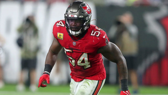 TAMPA, FL - NOVEMBER 22: Tampa Bay Buccaneers Linebacker Lavonte David (54) drops back into coverage during the regular season game between the New York Giants and the Tampa Bay Buccaneers on November 22, 2021 at Raymond James Stadium in Tampa, Florida.