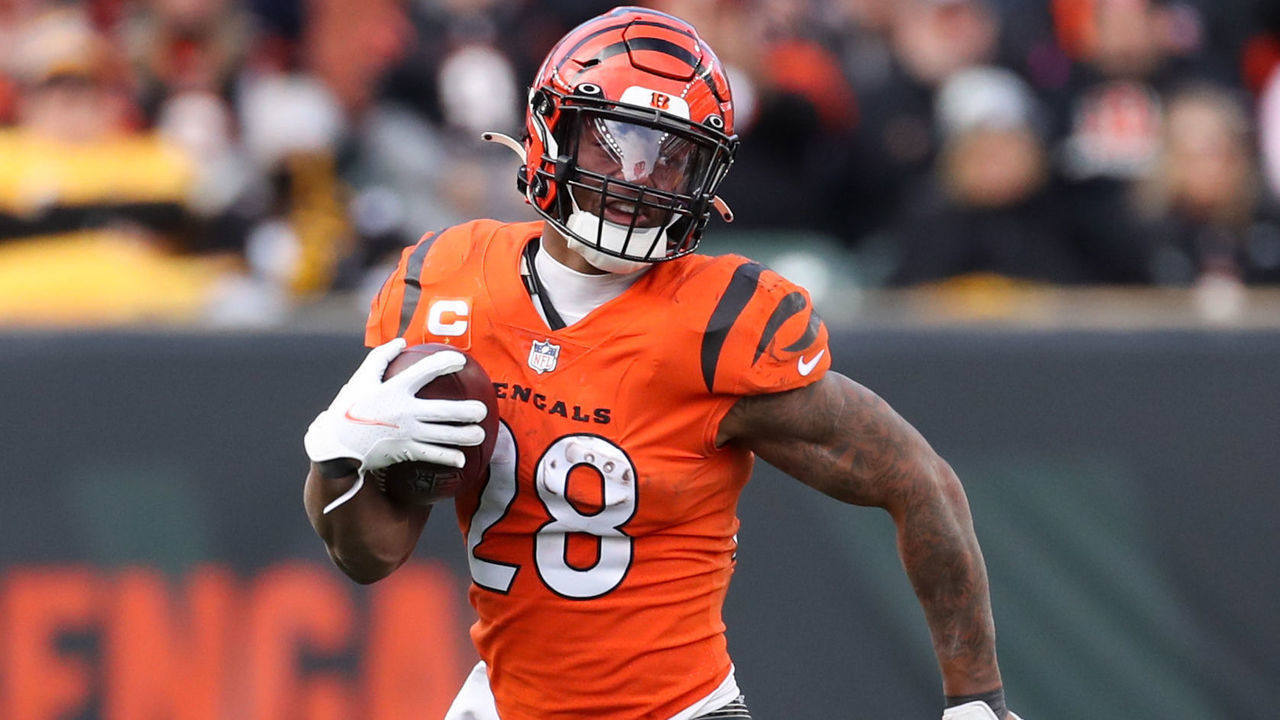 CINCINNATI, OH - NOVEMBER 28: Cincinnati Bengals running back Joe Mixon (28) carries the ball during the game against the Pittsburgh Steelers and the Cincinnati Bengals on November 28, 2021, at Paul Brown Stadium in Cincinnati, OH.