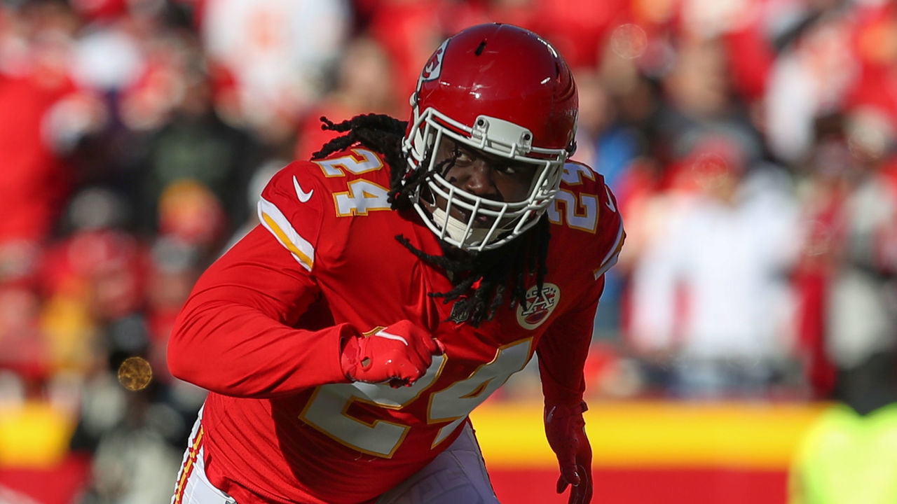 KANSAS CITY, MO - DECEMBER 12: Kansas City Chiefs defensive end Melvin Ingram (24) rushes against Las Vegas Raiders offensive tackle Brandon Parker (75) in the second quarter of an NFL game between the Las Vegas Raiders and Kansas City Chiefs on Dec 12, 2021 at GEHA Field at Arrowhead Stadium in Kansas City, MO.