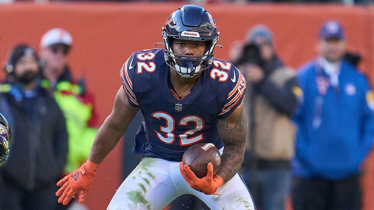 CHICAGO, IL - NOVEMBER 21: Chicago Bears running back David Montgomery (32) runs with the football during a game between the Chicago Bears and the Baltimore Ravens on November 21, 2021 at Soldier Field in Chicago, IL.
