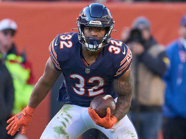 CHICAGO, IL - NOVEMBER 21: Chicago Bears running back David Montgomery (32) runs with the football during a game between the Chicago Bears and the Baltimore Ravens on November 21, 2021 at Soldier Field in Chicago, IL.