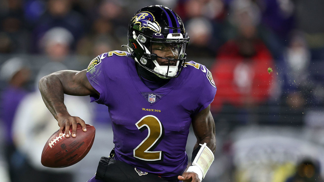 BALTIMORE, MARYLAND - DECEMBER 19: Quarterback Tyler Huntley #2 of the Baltimore Ravens drops back to pass against the Green Bay Packers at M&T Bank Stadium on December 19, 2021 in Baltimore, Maryland.
