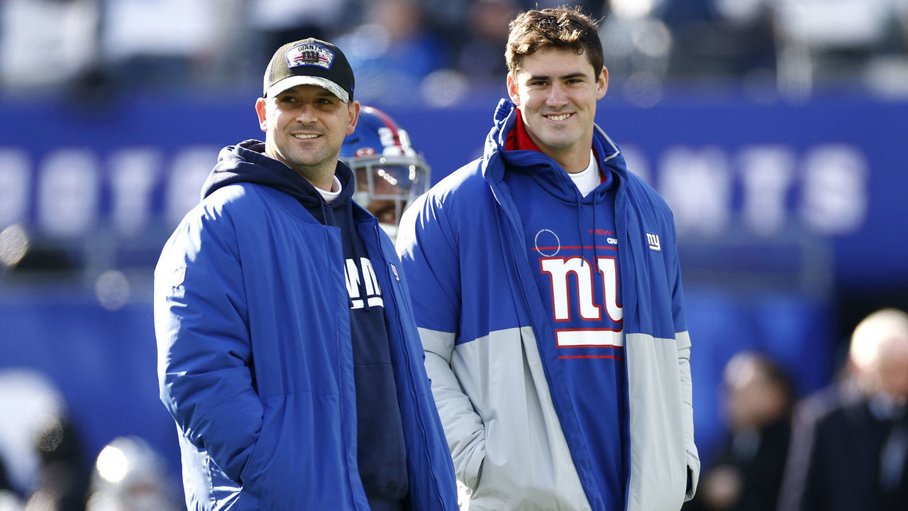 EAST RUTHERFORD, NEW JERSEY - DECEMBER 19: (L-R) Head coach Joe Judge of the New York Giants talks with Daniel Jones #8 before the game against the Dallas Cowboys at MetLife Stadium on December 19, 2021 in East Rutherford, New Jersey.