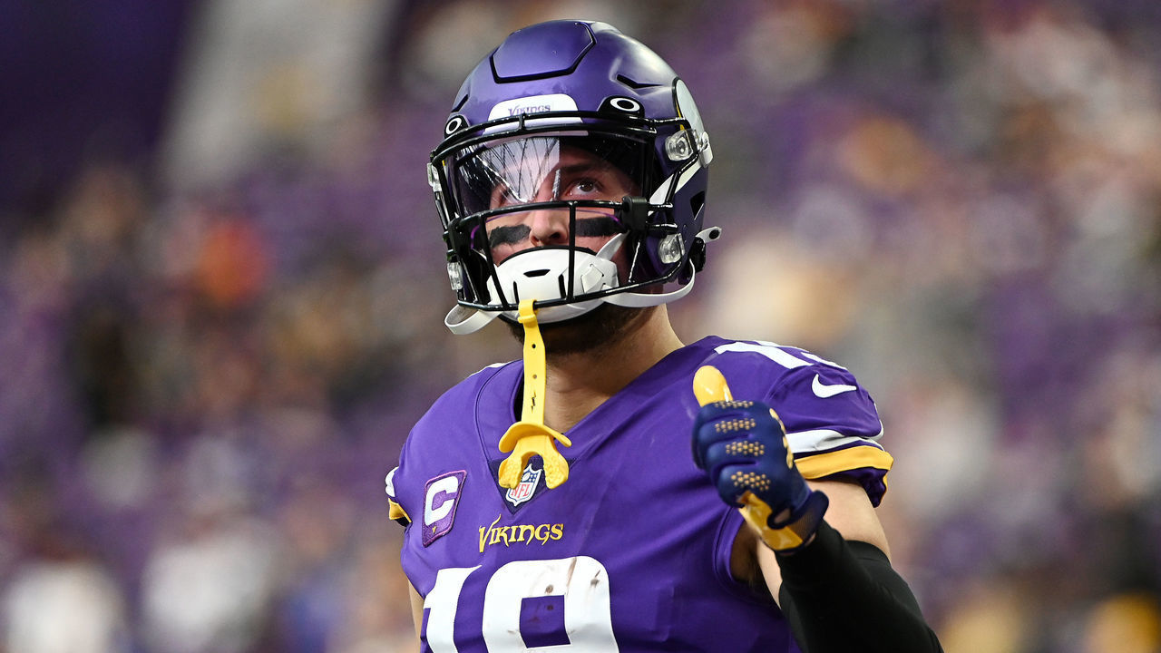 MINNEAPOLIS, MINNESOTA - DECEMBER 26: Adam Thielen #19 of the Minnesota Vikings gives a thumbs up as he warms up before the game against the Los Angeles Rams at U.S. Bank Stadium on December 26, 2021 in Minneapolis, Minnesota.