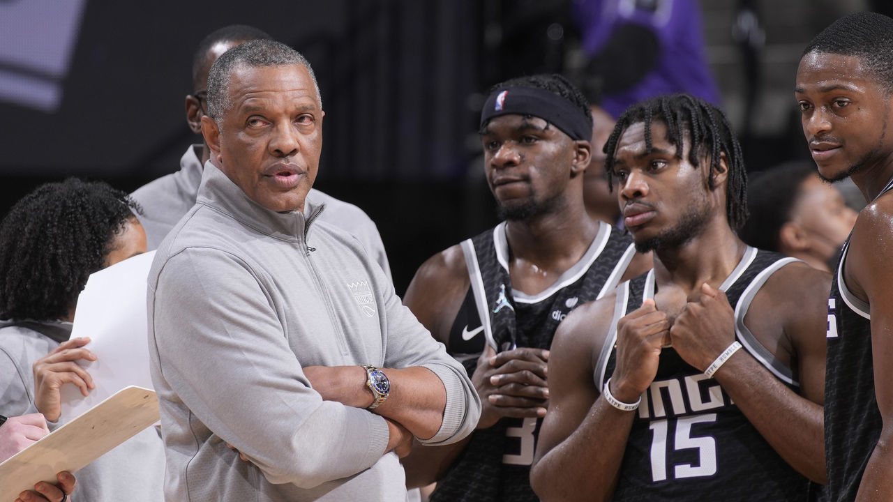 SACRAMENTO, CA - DECEMBER 4: Interim Head coach Alvin Gentry of the Sacramento Kings looks on during the game against the Los Angeles Clippers on December 4, 2021 at Golden 1 Center in Sacramento, California. NOTE TO USER: User expressly acknowledges and agrees that, by downloading and or using this photograph, User is consenting to the terms and conditions of the Getty Images Agreement. Mandatory Copyright Notice: Copyright 2021 NBAE