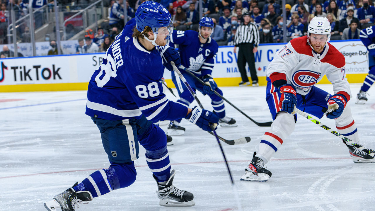TORONTO, ON - OCTOBER 13: Toronto Maple Leafs Right Wing William Nylander (88) shoots the puck to score a goal during the third period of the NHL regular season game between the Montreal Canadiens and the Toronto Maple Leafs on October 13, 2021, at Scotiabank Arena in Toronto, ON, Canada.