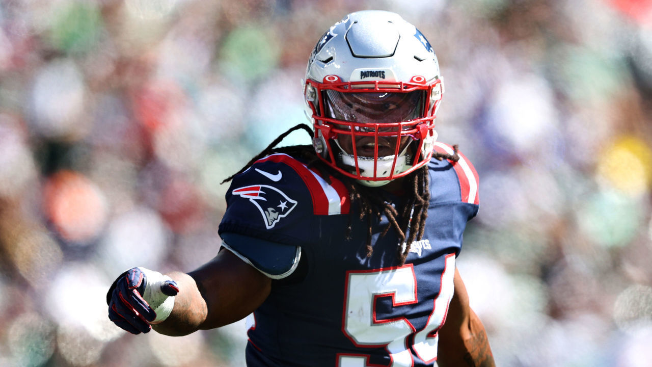 EAST RUTHERFORD, NEW JERSEY - SEPTEMBER 19: Linebacker Dont'a Hightower #54 of the New England Patriots reacts after making a defensive play in the second quarter of the game against the New York Jets at MetLife Stadium on September 19, 2021 in East Rutherford, New Jersey.