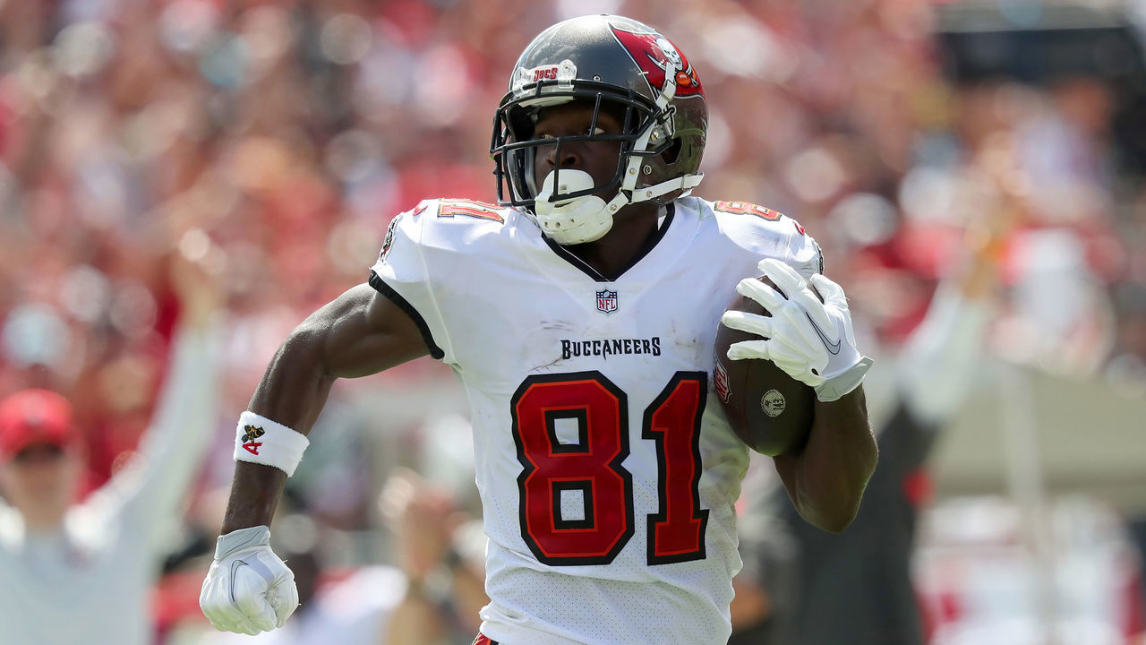 TAMPA, FL - OCTOBER 10: Tampa Bay Buccaneers Wide Receiver Antonio Brown (81) makes a catch and goes the distance for the score during the regular season game between the Miami Dolphins and the Tampa Bay Buccaneers on October 10, 2021 at Raymond James Stadium in Tampa, Florida.