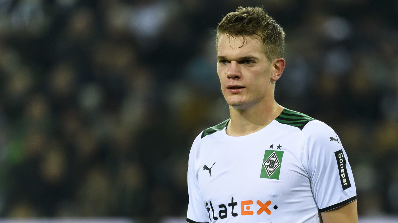 MOENCHENGLADBACH, GERMANY - NOVEMBER 20: (BILD OUT) Matthias Ginter of Borussia Moenchengladbach looks on during the Bundesliga match between Borussia Mönchengladbach and SpVgg Greuther Fürth at Borussia-Park on November 20, 2021 in Moenchengladbach, Germany.
