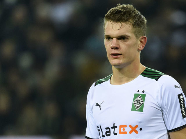 MOENCHENGLADBACH, GERMANY - NOVEMBER 20: (BILD OUT) Matthias Ginter of Borussia Moenchengladbach looks on during the Bundesliga match between Borussia Mönchengladbach and SpVgg Greuther Fürth at Borussia-Park on November 20, 2021 in Moenchengladbach, Germany.