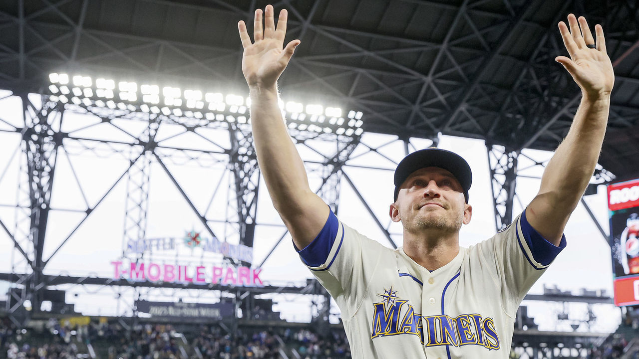 SEATTLE, WASHINGTON - OCTOBER 03: Kyle Seager #15 of the Seattle Mariners waves to fans after his team's loss to the Los Angeles Angels 7-3 to end their season at T-Mobile Park on October 03, 2021 in Seattle, Washington.