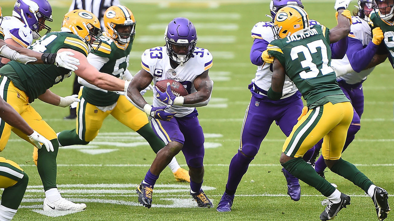 GREEN BAY, WISCONSIN - NOVEMBER 01: Dalvin Cook #33 of the Minnesota Vikings runs the ball during the second quarter of the game against the Minnesota Vikings at Lambeau Field on November 01, 2020 in Green Bay, Wisconsin.