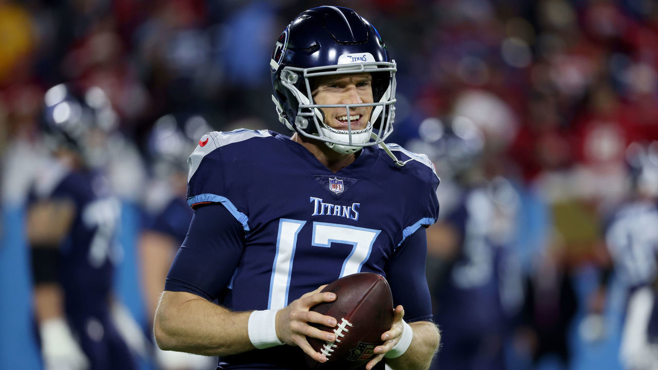 NASHVILLE, TENNESSEE - DECEMBER 23: Ryan Tannehill #17 of the Tennessee Titans warms up before the game against the San Francisco 49ers at Nissan Stadium on December 23, 2021 in Nashville, Tennessee.