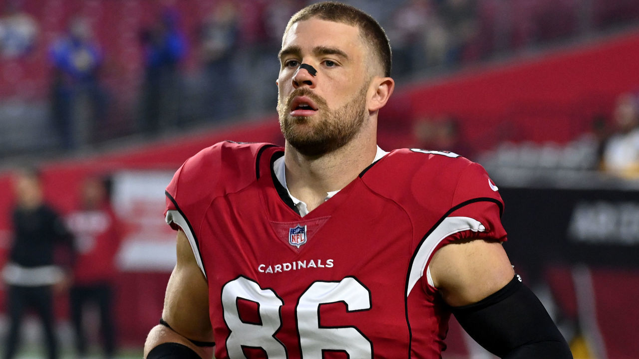 GLENDALE, ARIZONA - DECEMBER 13: Zach Ertz #86 of the Arizona Cardinals warms up prior to a game against the Los Angeles Rams at State Farm Stadium on December 13, 2021 in Glendale, Arizona.