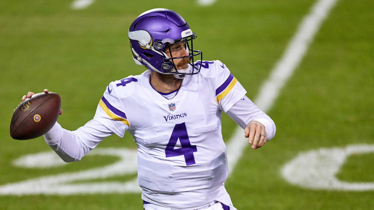 CHICAGO, IL - NOVEMBER 16: Minnesota Vikings quarterback Sean Mannion (4) throws the football prior to action during a NFL game between the Minnesota Vikings and the Chicago Bears on November 16, 2020 at Soldier Field, in Chicago, IL.