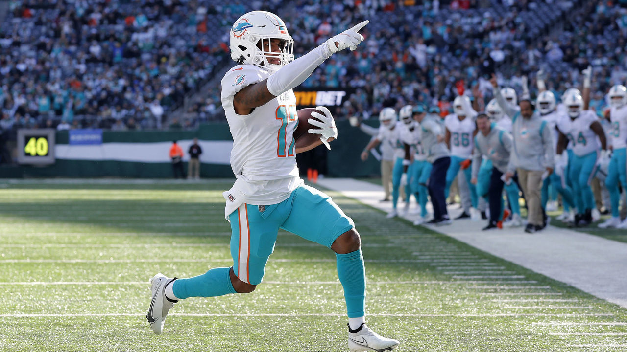 EAST RUTHERFORD, NEW JERSEY - NOVEMBER 21: (NEW YORK DAILIES OUT) Jaylen Waddle #17 of the Miami Dolphins runs in his touchdown against the New York Jets at MetLife Stadium on November 21, 2021 in East Rutherford, New Jersey. The Dolphins defeated the Jets 24-17.