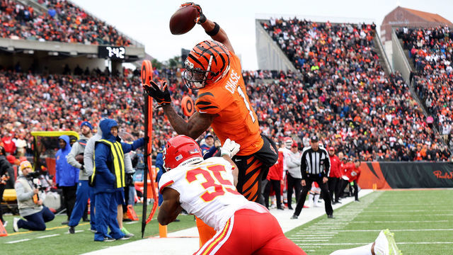 CINCINNATI, OHIO - JANUARY 02: Ja'Marr Chase #1 of the Cincinnati Bengals makes a 18-yard catch for a touchdown over Charvarius Ward #35 of the Kansas City Chiefs in the second quarter of the game at Paul Brown Stadium on January 02, 2022 in Cincinnati, Ohio.