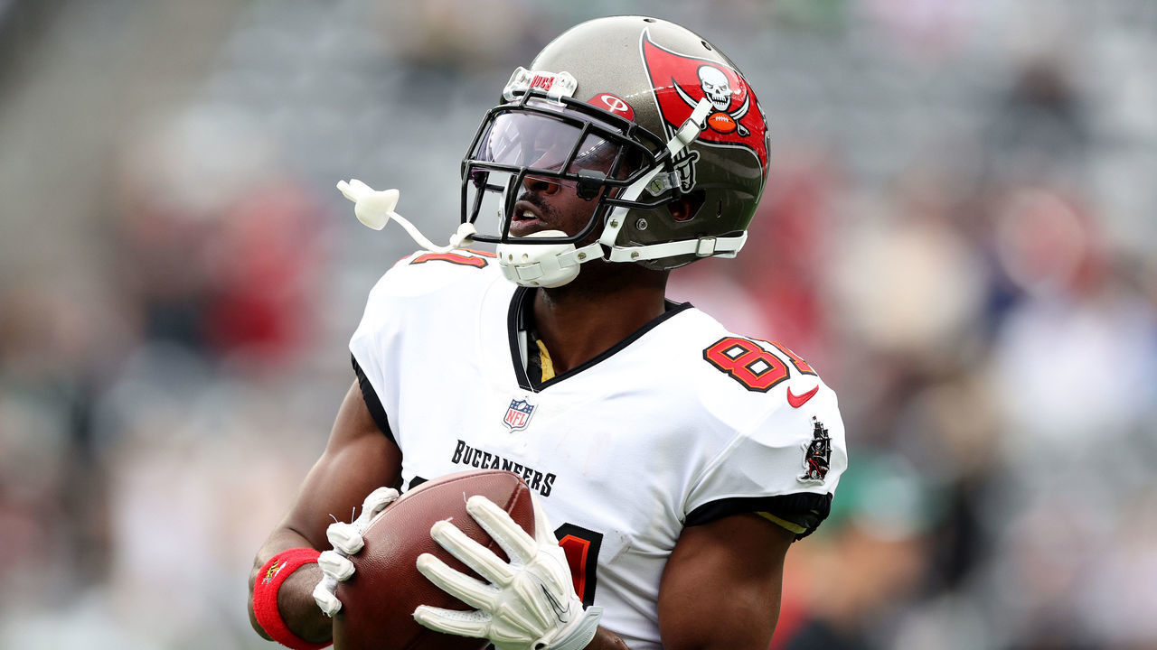 EAST RUTHERFORD, NEW JERSEY - JANUARY 02: Antonio Brown #81 of the Tampa Bay Buccaneers warms up prior to the game against the New York Jets at MetLife Stadium on January 02, 2022 in East Rutherford, New Jersey.