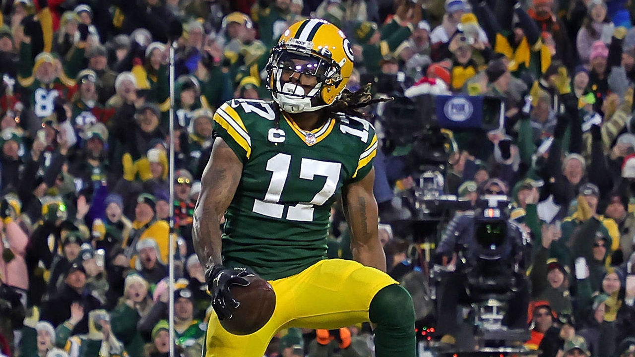 GREEN BAY, WISCONSIN - DECEMBER 25: Davante Adams #17 of the Green Bay Packers celebrates a touchdown during a game against the Cleveland Browns at Lambeau Field on December 25, 2021 in Green Bay, Wisconsin. The Packers defeated the Browns 24-22.