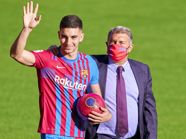 BARCELONA, SPAIN - JANUARY 03: Ferran Torres and FC Barcelona president Joan Laporta acknowledge the fans as he is presented as a FC Barcelona player at Camp Nou on January 03, 2022 in Barcelona, Spain.