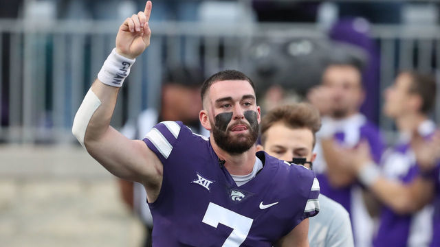 MANHATTAN, KS - NOVEMBER 20: Kansas State Wildcats quarterback Skylar Thompson (7) raises his hand into the air as he runs onto the field before a Big 12 football game between the Baylor Bears and Kansas State Wildcats on Nov 20, 2021 at Bill Snyder Family Stadium in Manhattan, KS.