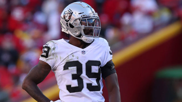 KANSAS CITY, MO - DECEMBER 12: Las Vegas Raiders cornerback Nate Hobbs (39) during an NFL game between the Las Vegas Raiders and Kansas City Chiefs on Dec 12, 2021 at GEHA Field at Arrowhead Stadium in Kansas City, MO.