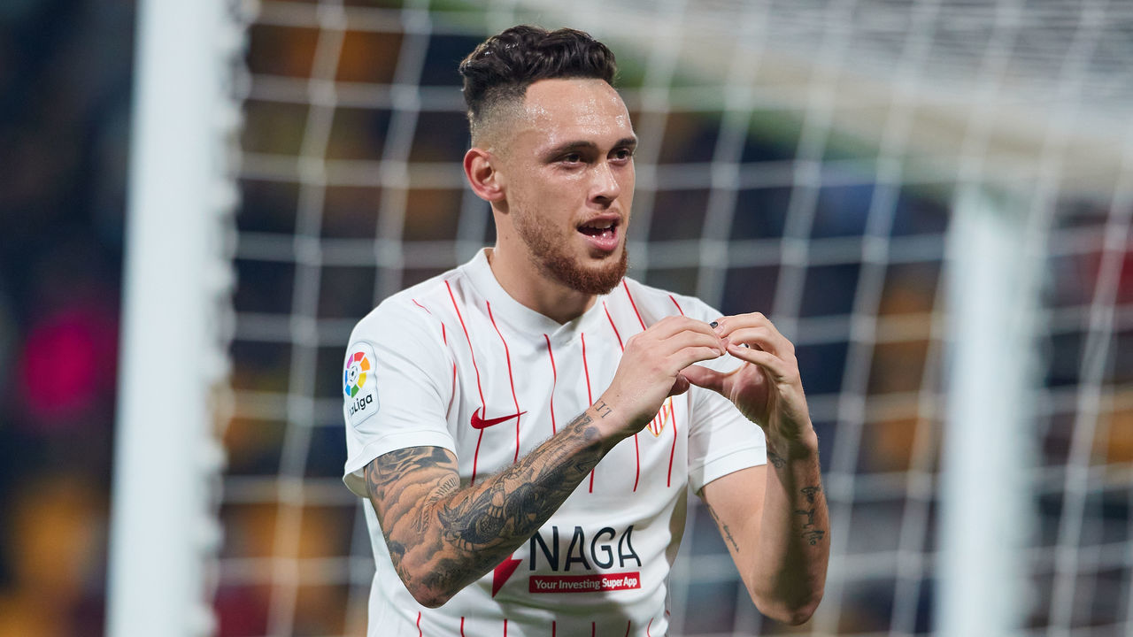 CADIZ, SPAIN - JANUARY 03: Lucas Ocampos of Sevilla FC celebrates scoring their teams first goal during the LaLiga Santander match between Cadiz CF and Sevilla FC at Estadio Nuevo Mirandilla on January 03, 2022 in Cadiz, Spain.
