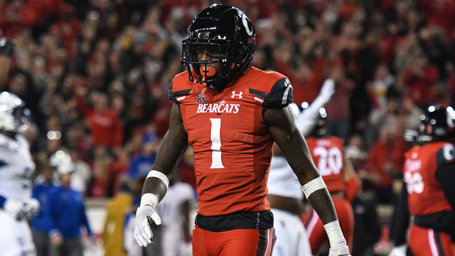 CINCINNATI, OH - NOVEMBER 06: Cincinnati CB Ahmad "Sauce" Gardner (1) during a college football game between the Tulsa Golden Hurricane and Cincinnati Bearcats on November 6, 2021 at Nippert Stadium in Cincinnati, OH.