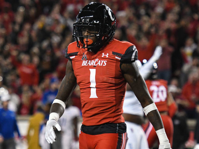 CINCINNATI, OH - NOVEMBER 06: Cincinnati CB Ahmad "Sauce" Gardner (1) during a college football game between the Tulsa Golden Hurricane and Cincinnati Bearcats on November 6, 2021 at Nippert Stadium in Cincinnati, OH.