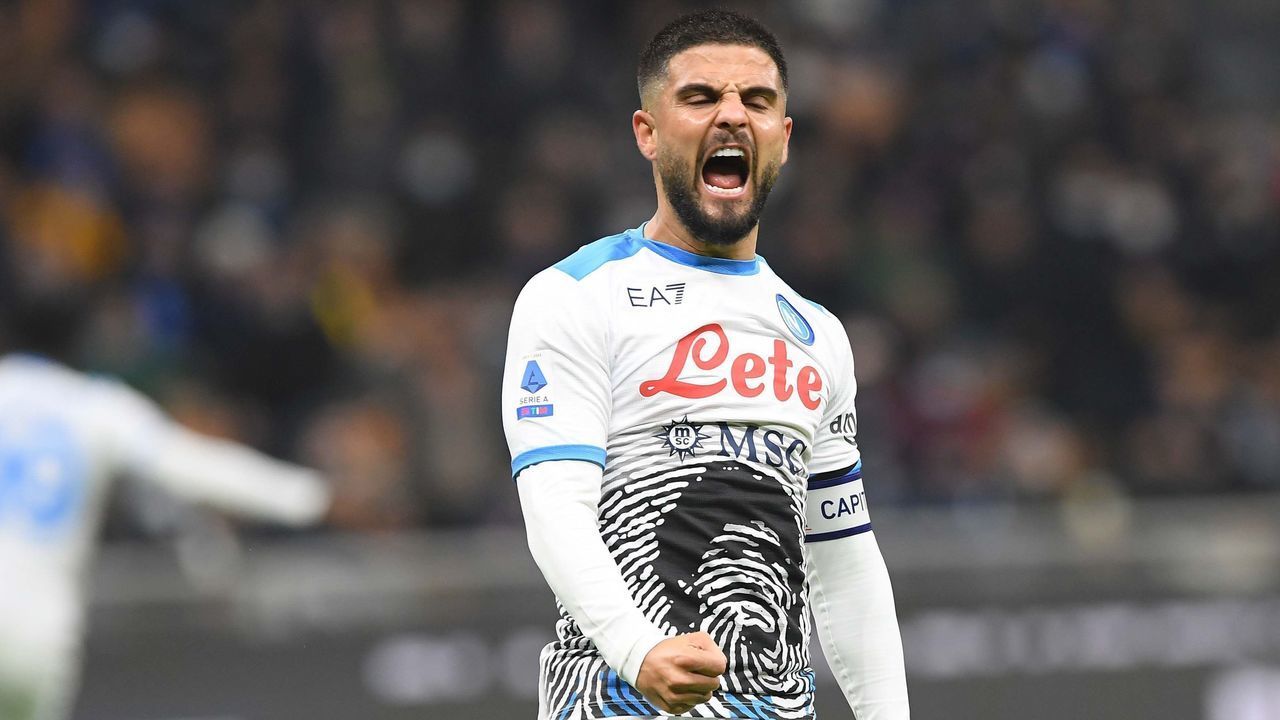 MILAN, ITALY - NOVEMBER 21: Lorenzo Insigne of Napoli celebrates after scoring the first goal of Napoli during the Serie A match between FC Internazionale and SSC Napoli at Stadio Giuseppe Meazza on November 21, 2021 in Milan, Italy.