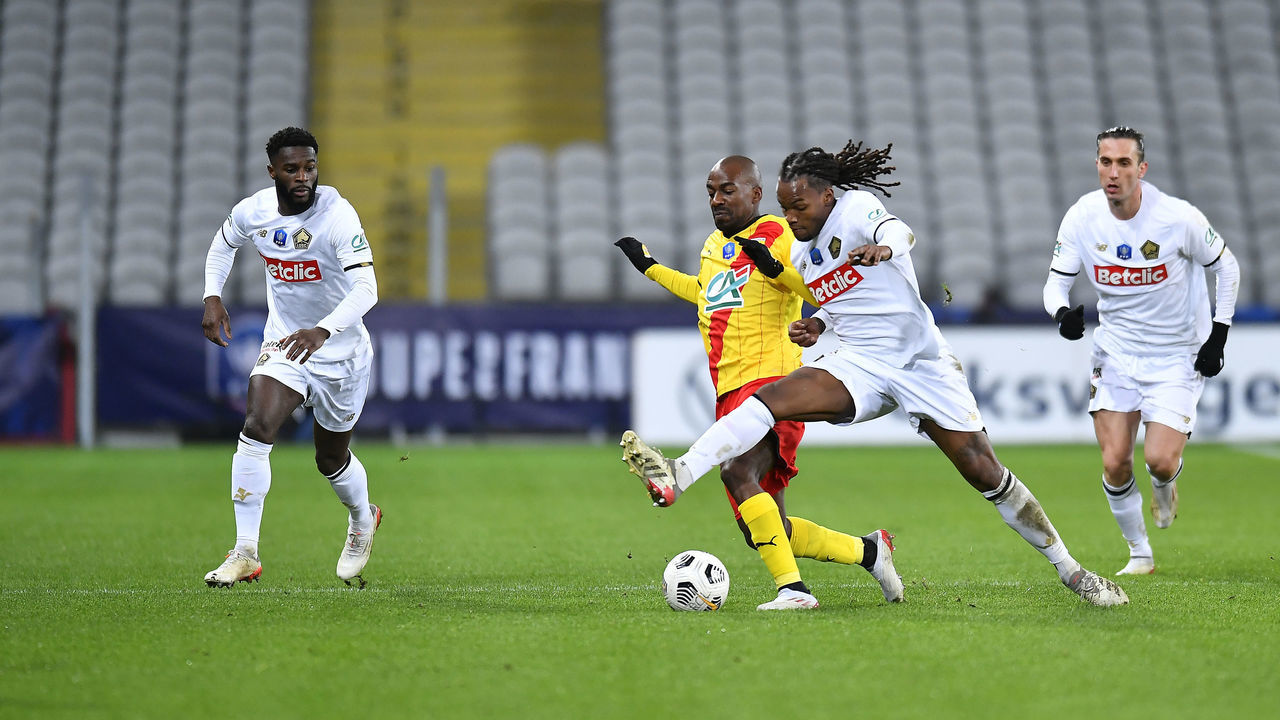 LENS, FRANCE - JANUARY 04: Renato Sanches of Lille and Gael Kakuta of RC Lens fight for possession during the French Cup match between Lens and Lille on January 04, 2022 in Lens, France.