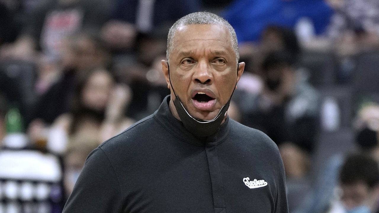 SACRAMENTO, CALIFORNIA - DECEMBER 31: Head coach Alvin Gentry of the Sacramento Kings looks on against the Dallas Mavericks during the third quarter at Golden 1 Center on December 31, 2021 in Sacramento, California.